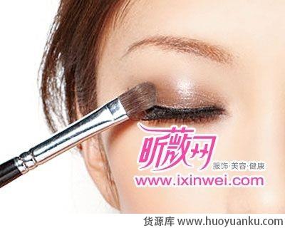 教你打造甜蜜可人俏女郎妆容-第2张图片-货源库 教你打造甜蜜可人俏女郎妆容-第2张图片-货源库