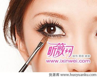 教你打造甜蜜可人俏女郎妆容-第4张图片-货源库 教你打造甜蜜可人俏女郎妆容-第4张图片-货源库