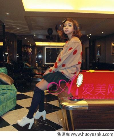 彩色毛衣的抢眼穿搭-第8张图片-货源库 彩色毛衣的抢眼穿搭-第8张图片-货源库